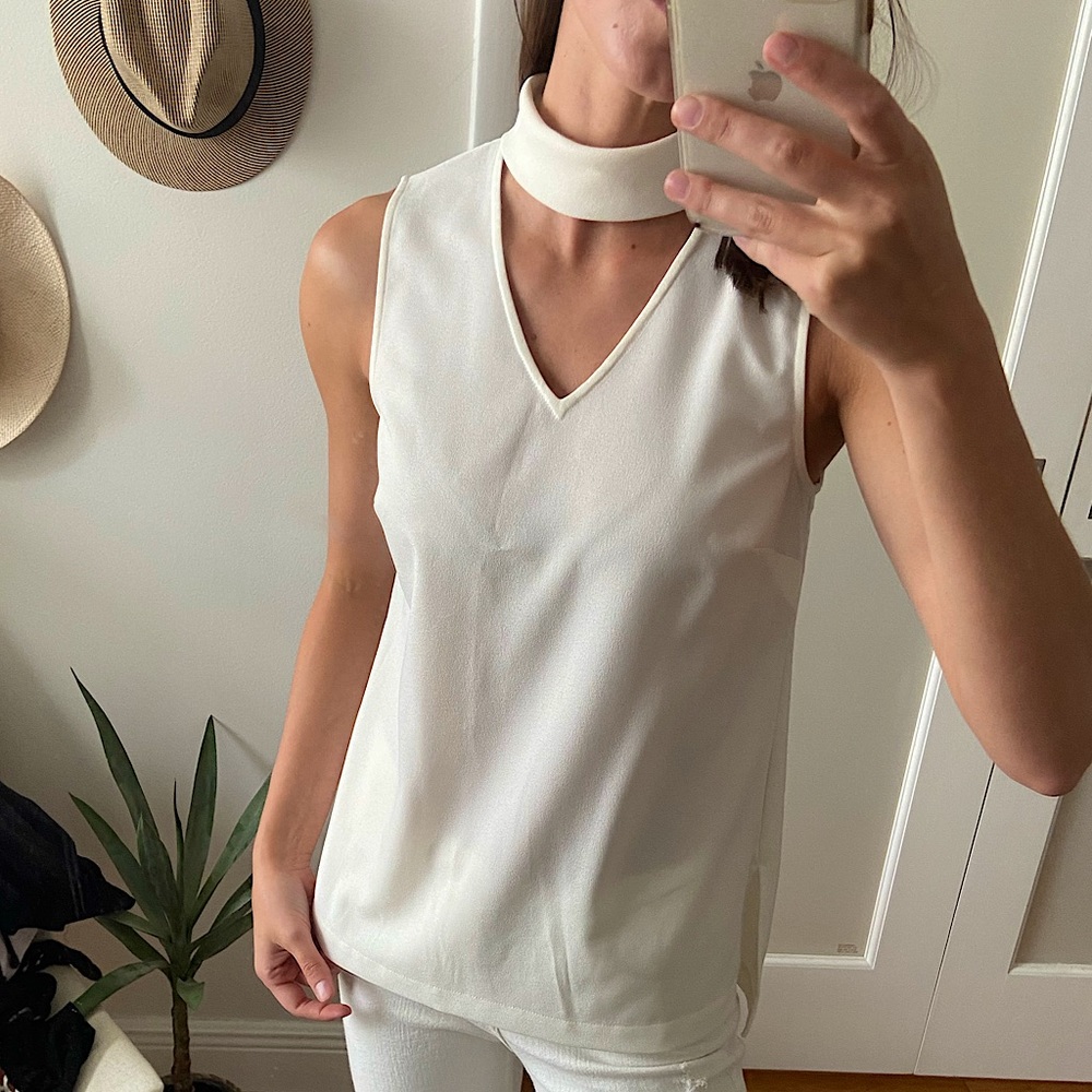 Choker-Detail, V-Neck Ivory Blouse